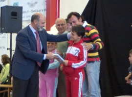20061113144328-entrega-libros-sanlucar.jpg