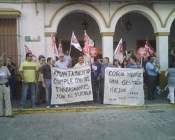 20071010174646-manifestacion-trabajadores-ayto-coria07.jpg