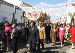 20080409174215-procesion-su-majestad-umbrete.jpg